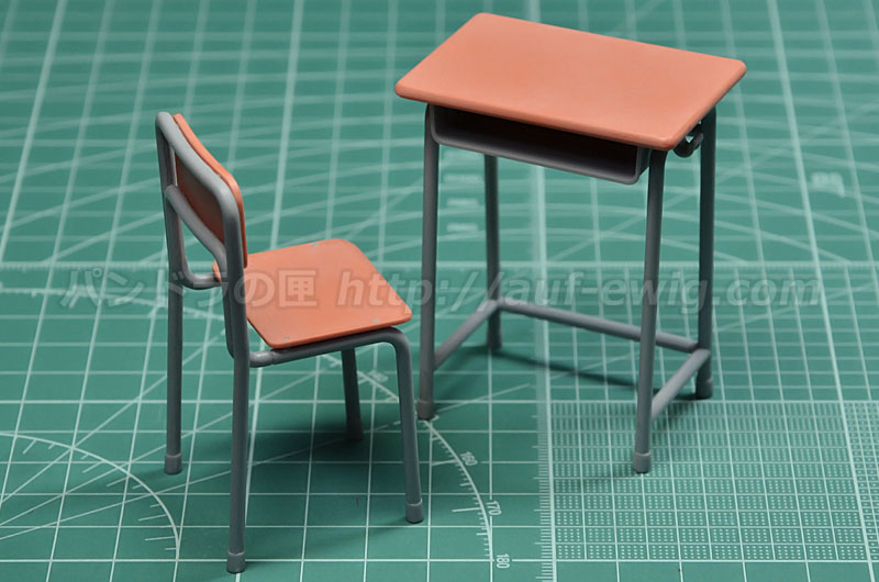ハセガワ　学校の机と椅子