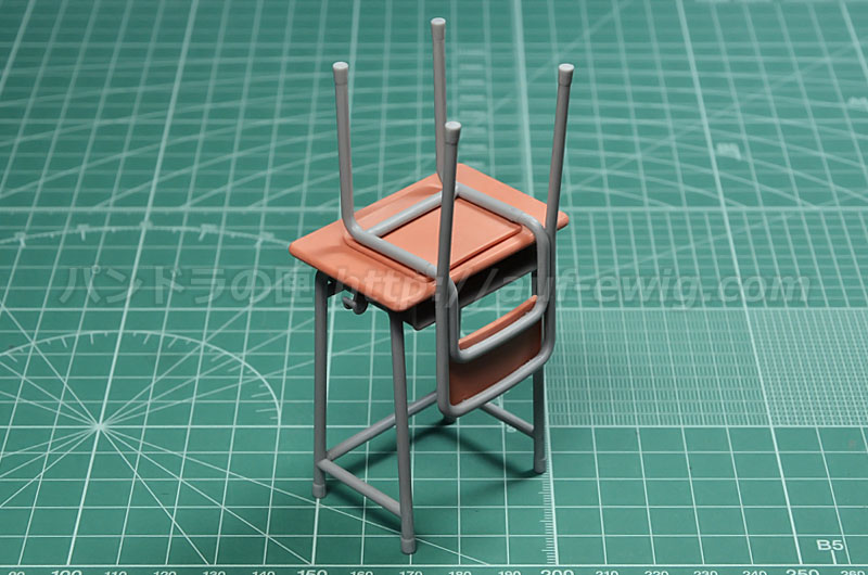 ハセガワ　学校の机と椅子